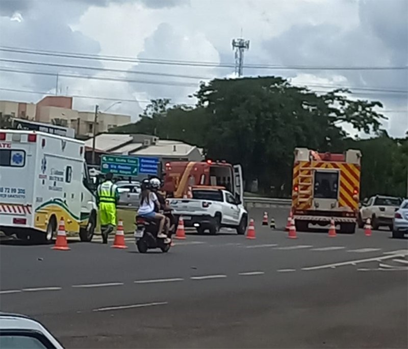 Motociclista fica ferido ao bater em caminhonete na Rotatória da Bandeira