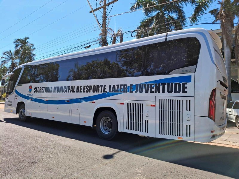 Conquista: Secretaria de Esportes adquire primeiro ônibus para transporte de atletas