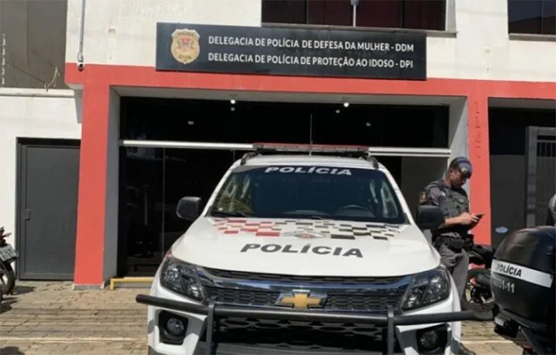 Menina de 12 anos morde agressor e salva a mãe de ataque a faca