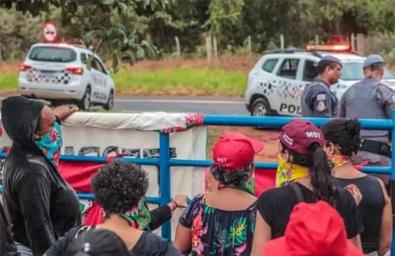 Mulheres do MST ocupam fazenda e deixam área após negociação com a PM