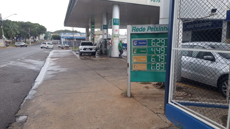 Penápolis mantém preço dos combustíveis estável, mas registra falta do diesel S500