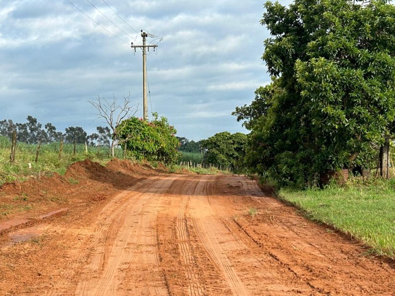 Obras promove melhorias na estrada do Araponga
