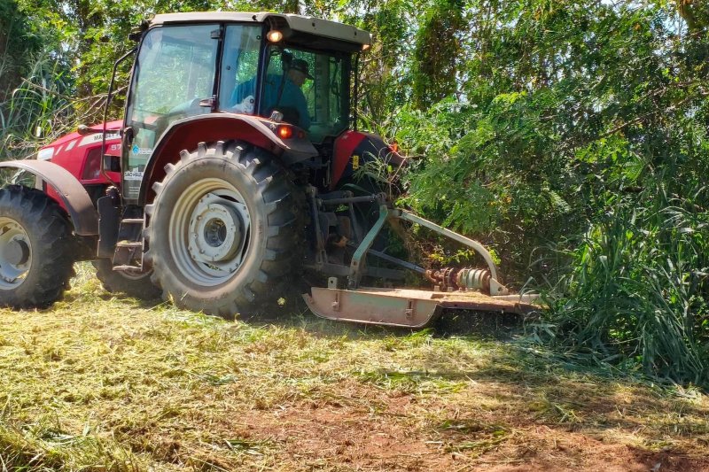 Agricultura executa roçagem às margens da Vicinal Francisco Salla