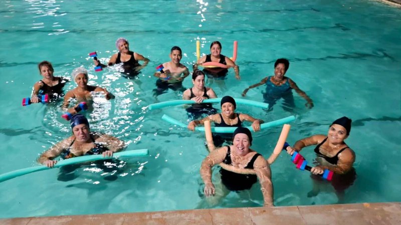 Aulas de hidroginástica são oferecidas para comunidade