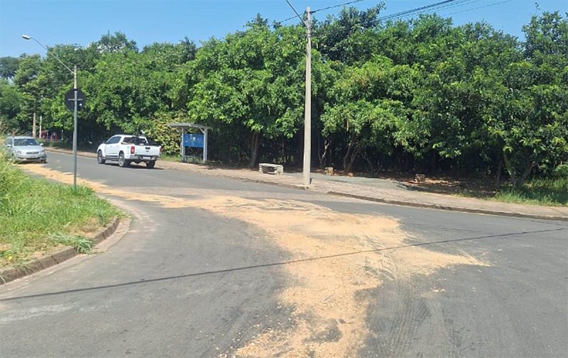 Defesa Civil atua em derramamento de óleo em rua do Portal das Primaveras