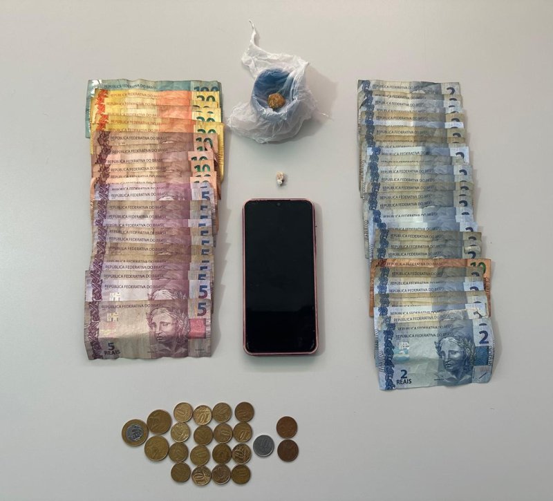 Mulher é presa por tráfico de drogas no bairro Osvaldo Vizoni