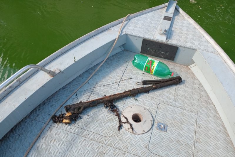 Operação da Polícia Ambiental apreende rede irregular e arpão no Rio Tietê, em Barbosa