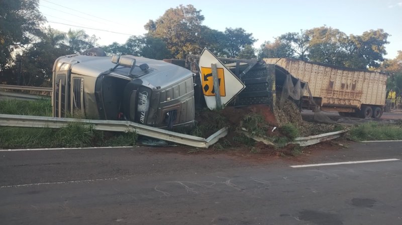 Motorista morre após tombamento de carreta na Rodovia Assis Chateaubriand, em Penápolis