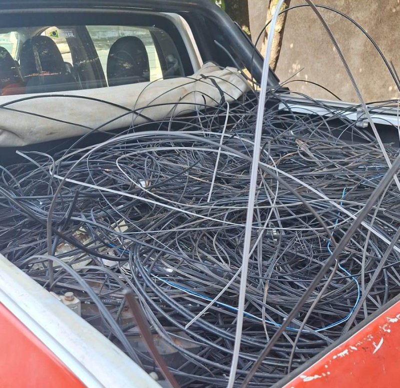 Defesa Civil recolhe fios soltos em vias públicas