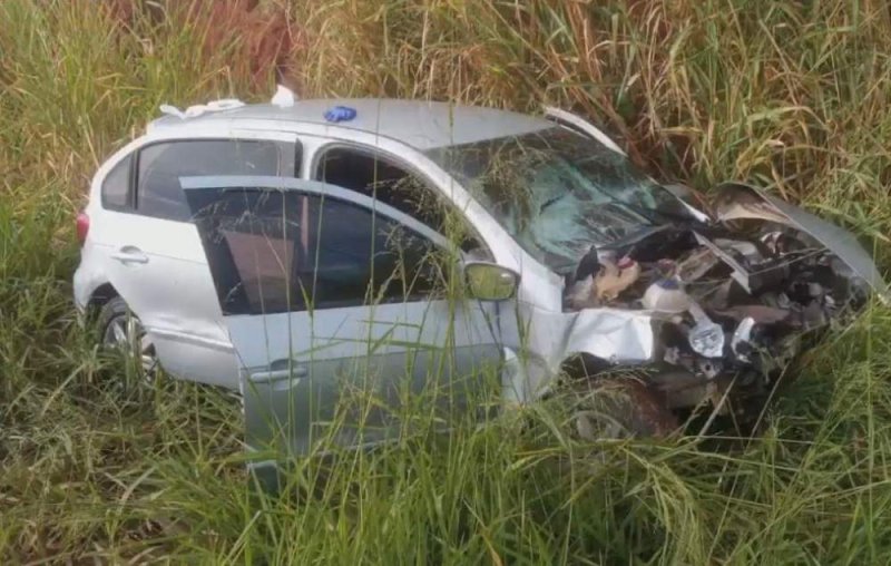 Três pessoas ficam feridas em colisão de carro com trator em vicinal de Penápolis