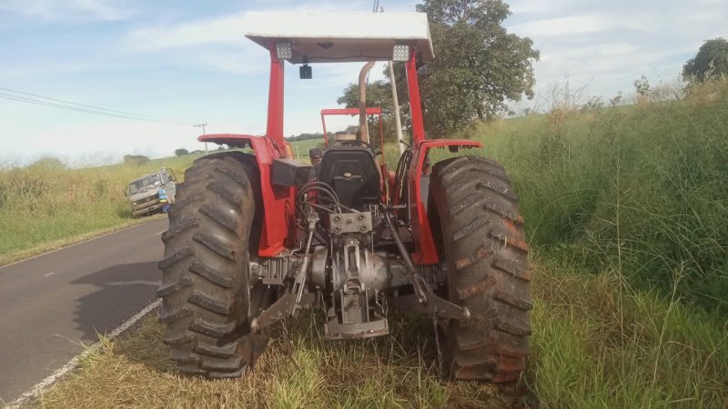 Colisão entre carro e trator deixa três feridos na vicinal entre Penápolis e Avanhandava
