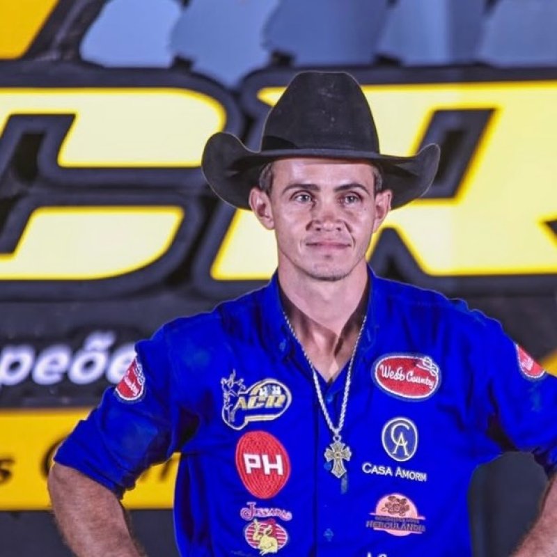 Peão morre após ser pisoteado por touro em rodeio