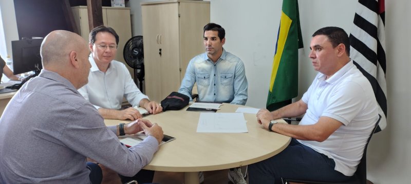 Comitiva de Penápolis tem audiência na Coordenadoria de Juventude do Estado