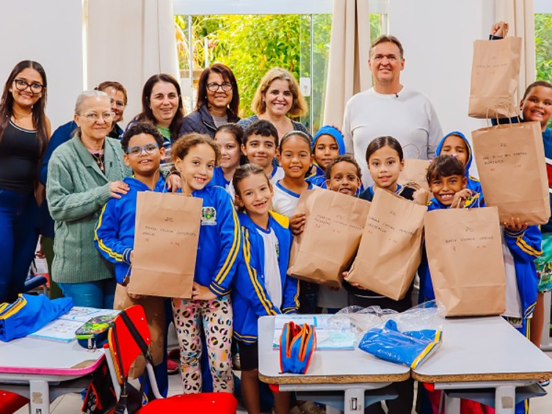 Educação de Avanhandava realiza entrega de novos agasalhos para alunos da rede municipal e APAE
