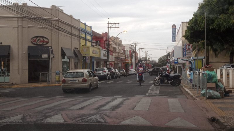 Comércio sorteia vale-compras em promoção do Dia dos Namorados