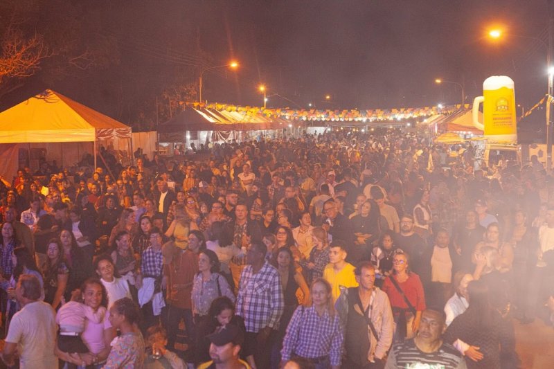 Festa Junina Popular de Penápolis: mesmo com chuva, público prestigia show do grupo Alma Serrana