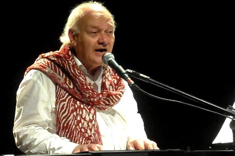 Ator e músico Tato Fischer retorna a Penápolis com lançamento de livro e show gratuito neste sábado