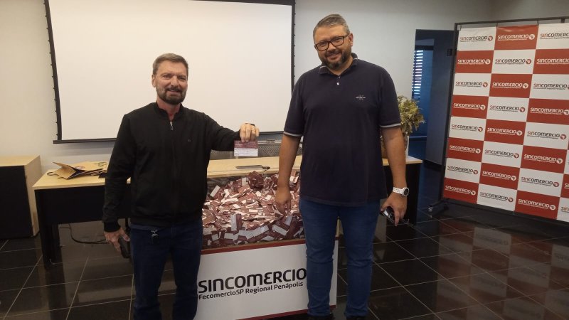 Dia dos Namorados: consumidora ganha R$ 1,5 mil em sorteio do comércio