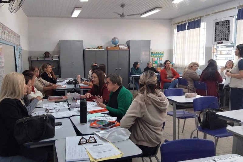 Professores da rede municipal fazem nova formação do Programa Alfabetiza Juntos