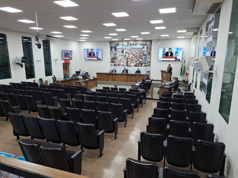 Câmara votará 10 projetos em sessão às 18h na segunda-feira