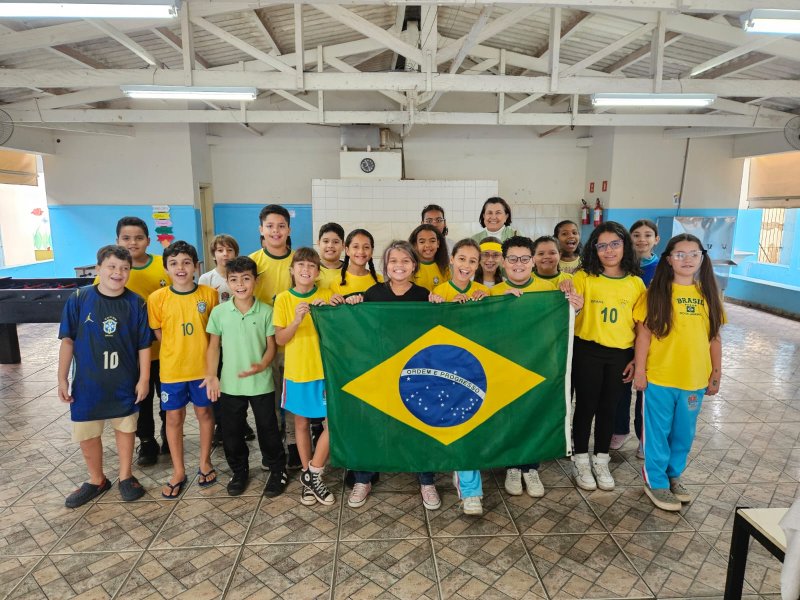 Clima de Copa do Mundo contagia alunos e professores das escolas municipais 