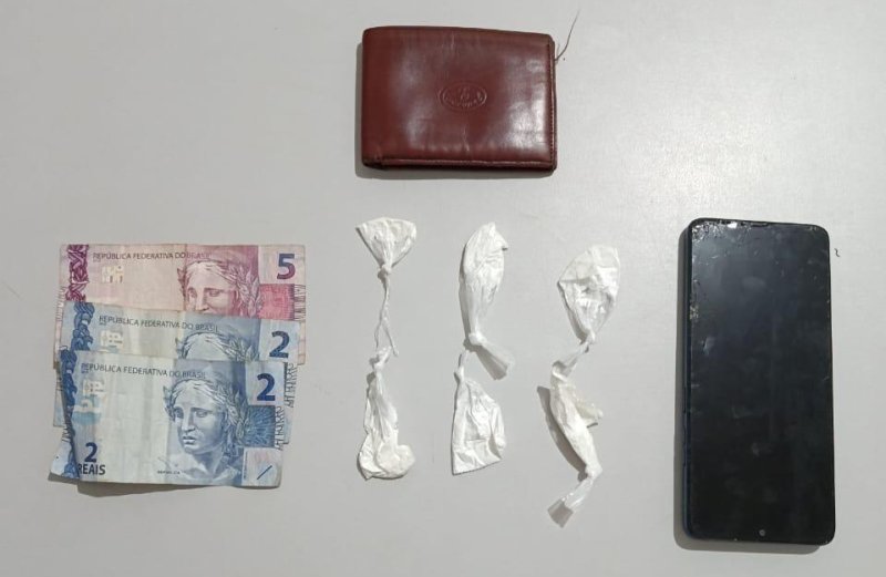 Homem é preso por tráfico de drogas durante patrulhamento na Vila Industrial