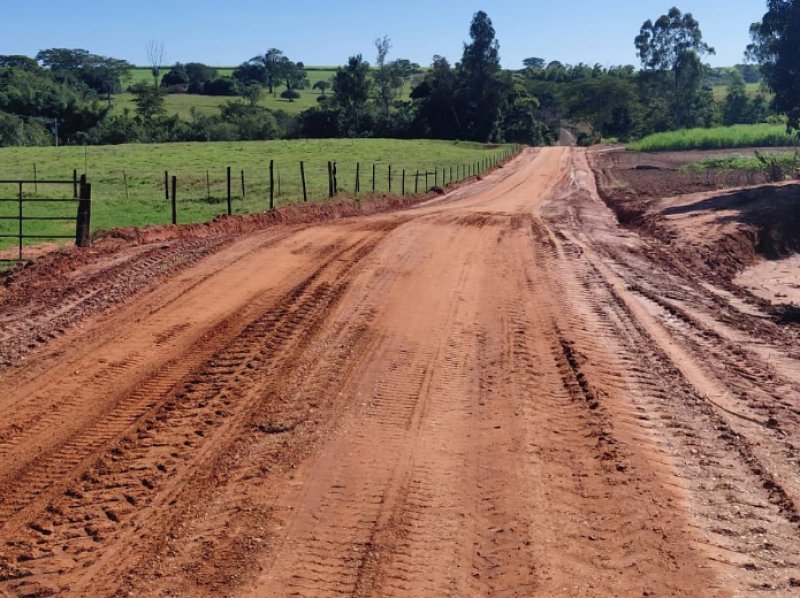 Secretaria Municipal de Obras executa melhorias na estrada do Córrego Grande