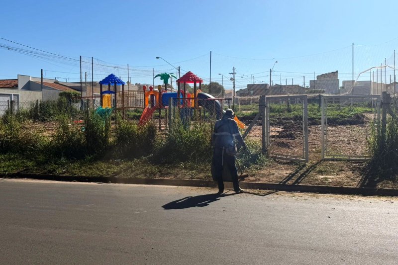 Limpeza: Agricultura executa roçagem em diversas áreas