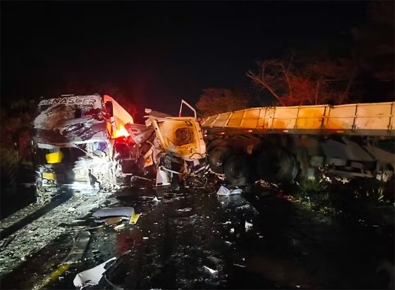 MG: acidente entre ônibus e caminhão causa morte de morador de Promissão