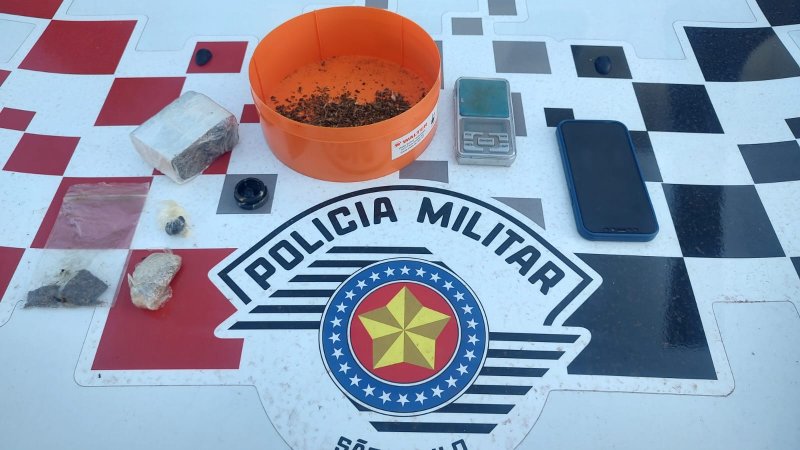 Abordagem a motociclista leva a PM a encontrar drogas em residência