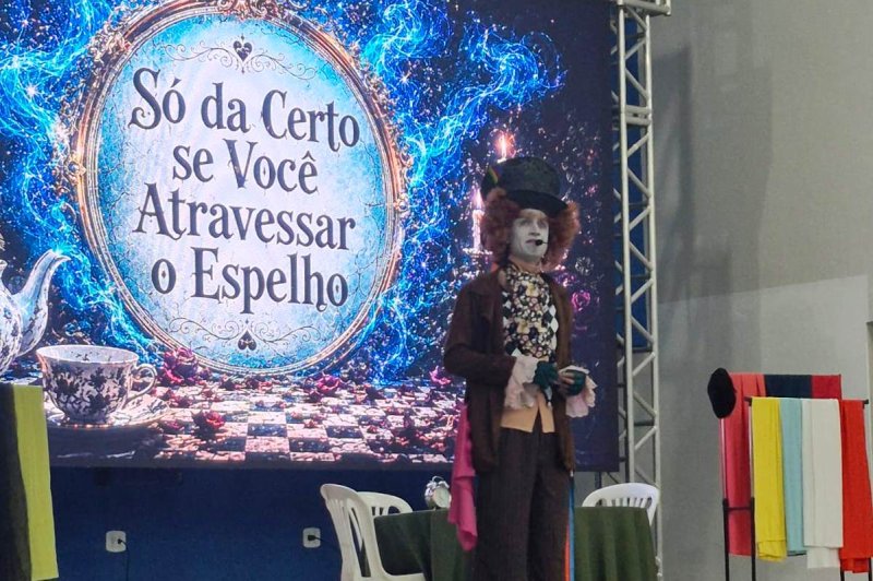 Aulas: profissionais da Educação são recepcionados com palestra performática 