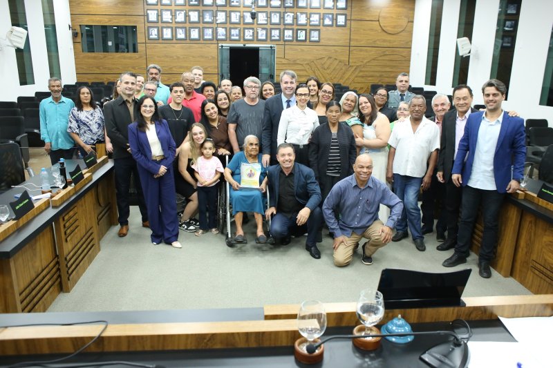 100 anos: Rosália Marques de Oliveira recebe medalha