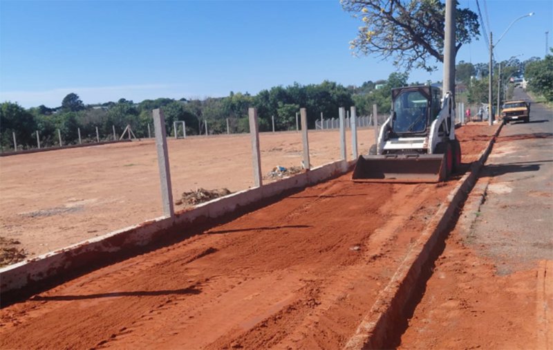 Secretaria de Obras atua na preparação de campo e horta no Santa Leonor