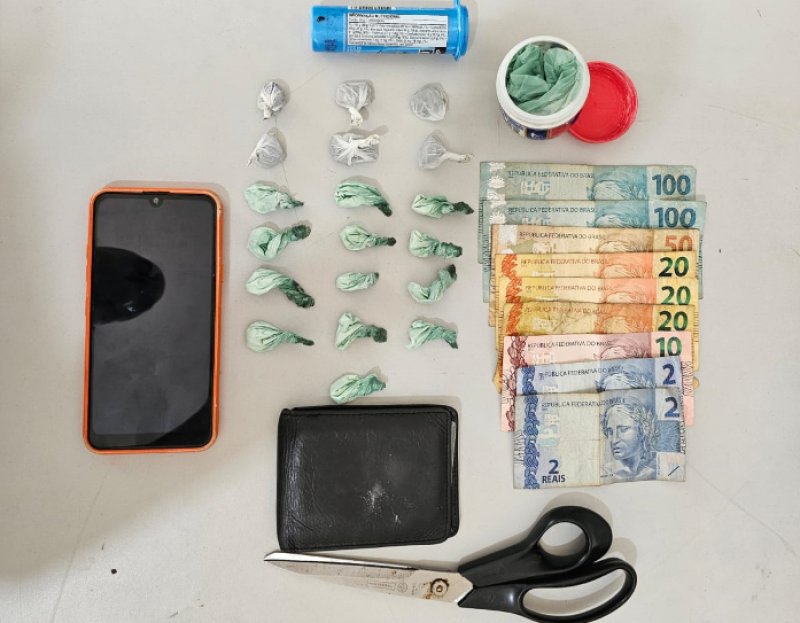 PM prende acusado de tráfico no centro
