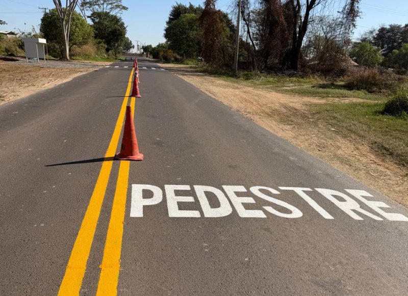 Prefeitura instala ponto de ônibus e melhora sinalização na Francisco Salla