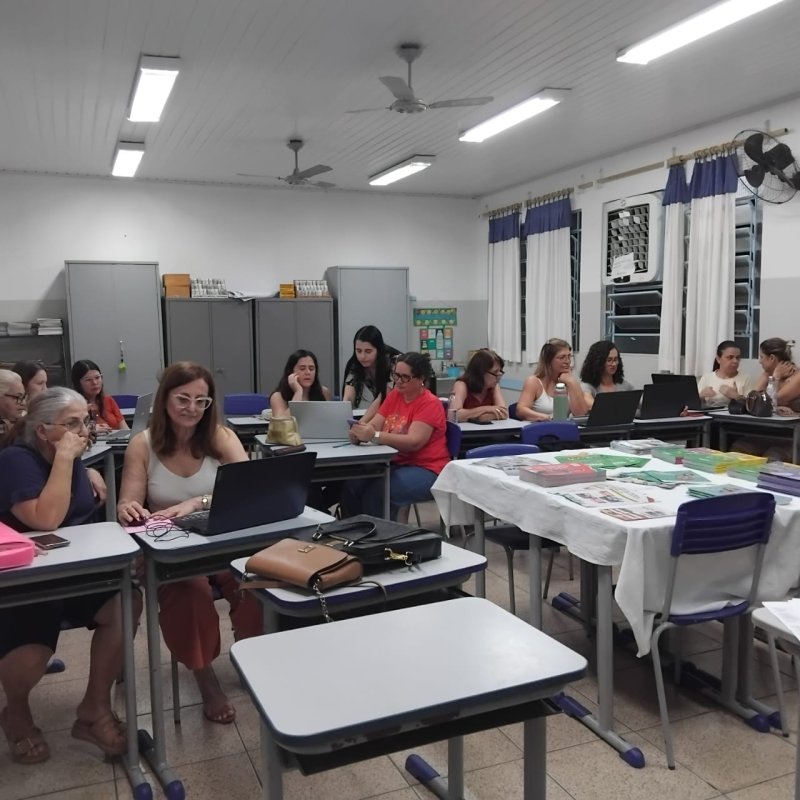 Professores da rede municipal escolhem livros didáticos para os próximos 4 anos