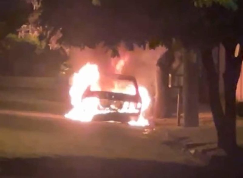 Mulher é presa por incendiar o carro do ex-namorado no bairro Pereirinha