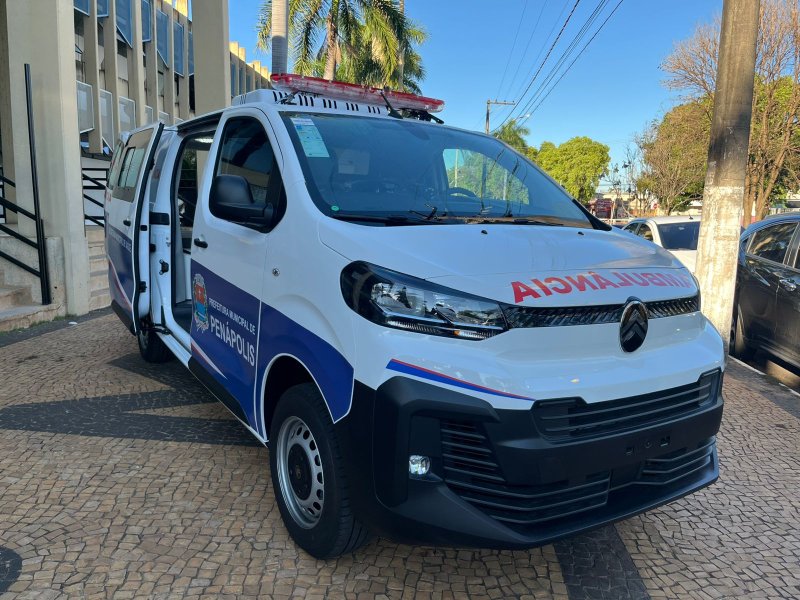 Renovação de frota: Saúde recebe ambulância para transporte de pacientes