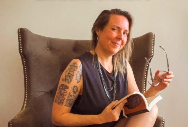 Hoje tem Encontro com a escritora Ana Rüsche na Biblioteca Jayme Monteiro