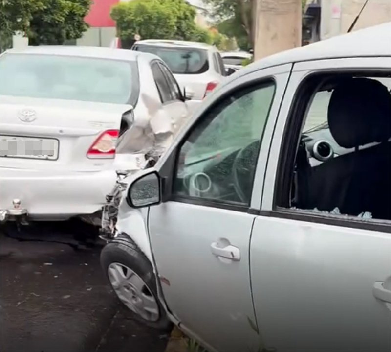 Colisão entre dois carros mobiliza socorristas e PM no centro de Penápolis