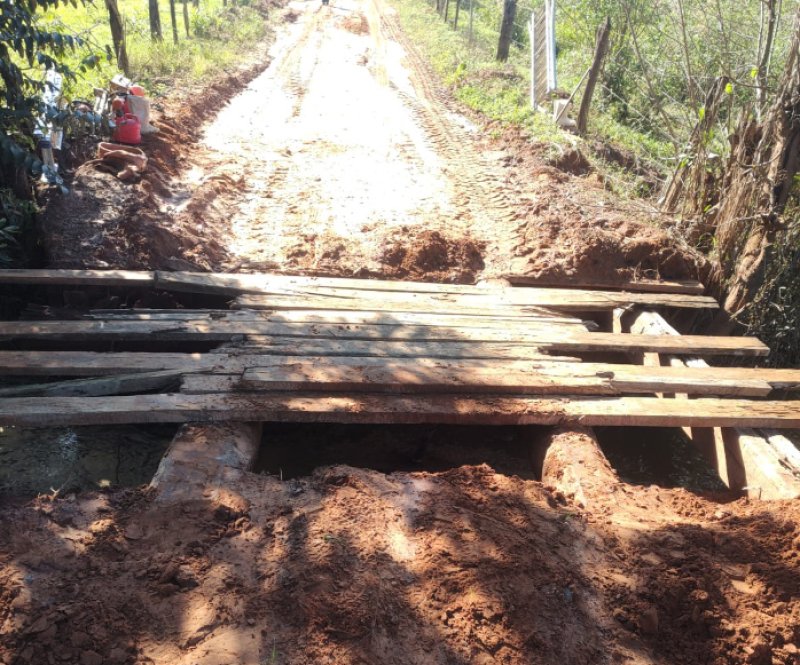 Prefeitura recupera ponte no bairro rural Papagaio
