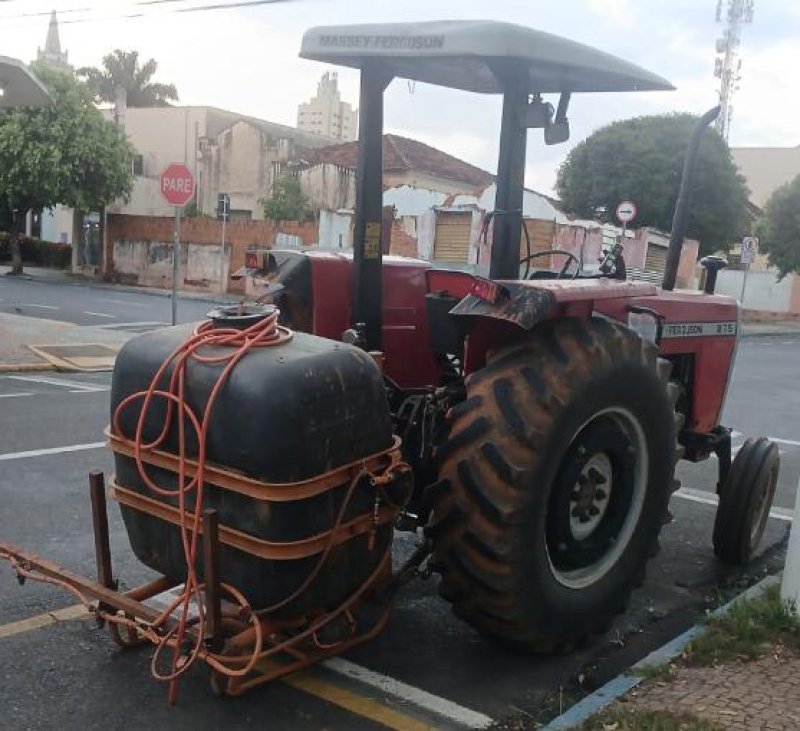 Polícia recupera na zona rural de Penápolis trator furtado em Glicério