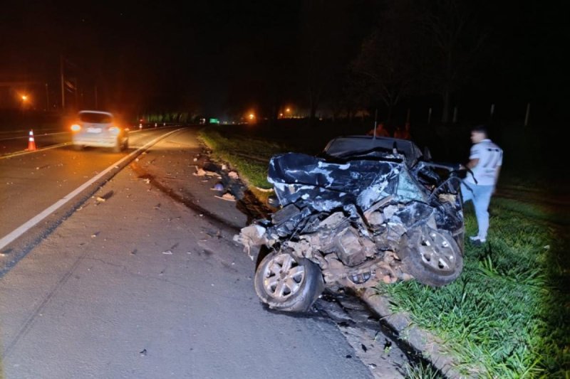 Casal morre e 4 crianças ficam feridas em colisão entre carro e caminhão em rodovia
