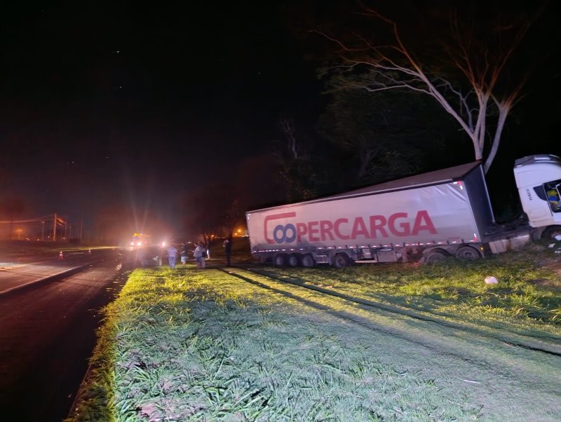 Colisão entre carro e caminhão mata casal e deixa quatro crianças feridas em rodovia