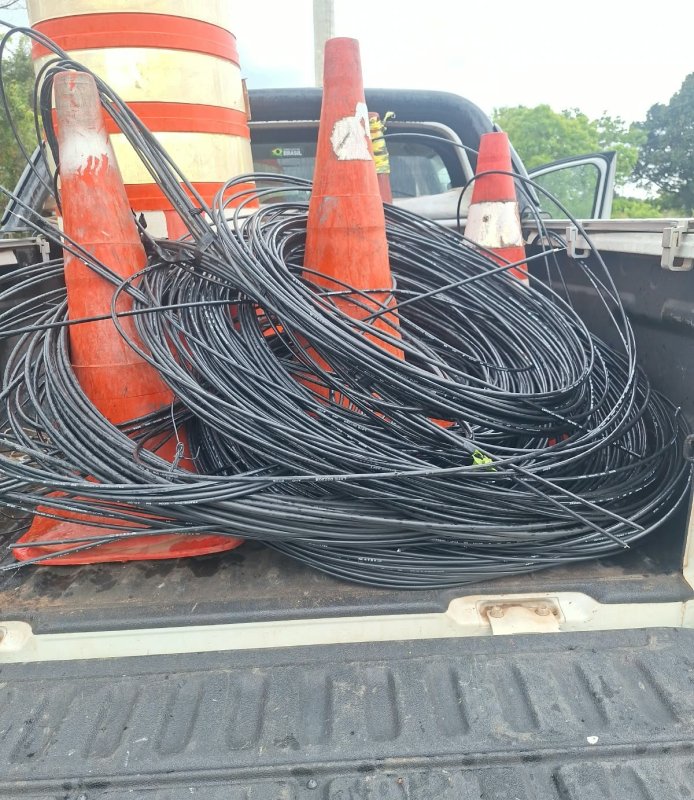 Defesa Civil recolhe 200 quilos de  fios soltos em postes e vias públicas