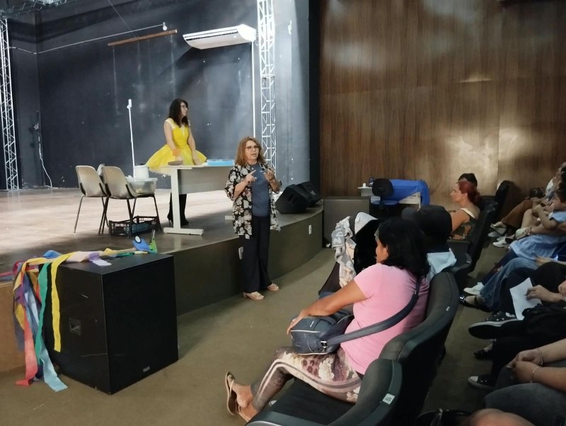 Contação de história reúne famílias acompanhadas pelo Cras e Criança Feliz