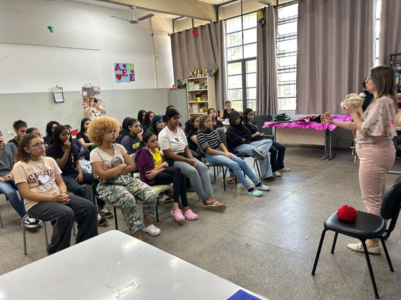 Saúde realiza palestra sobre Outubro Rosa para alunas do Adelino Peters