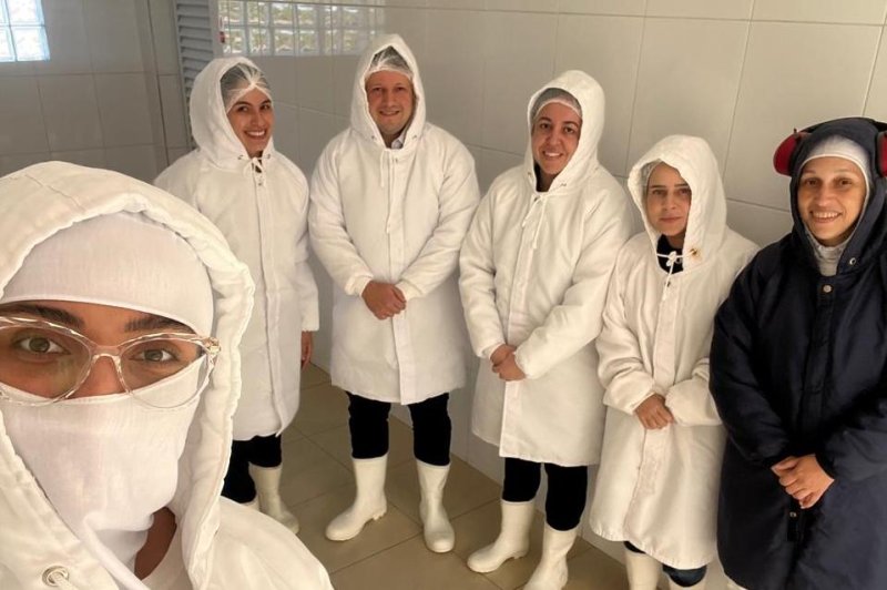 Gestores municipais conferem instalações de empresa fornecedora de alimentos