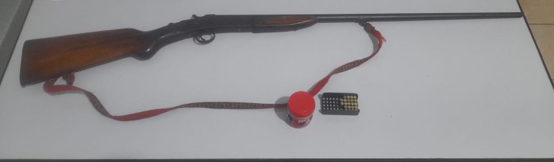 Jovem é preso após ameaçar homem com arma artesanal