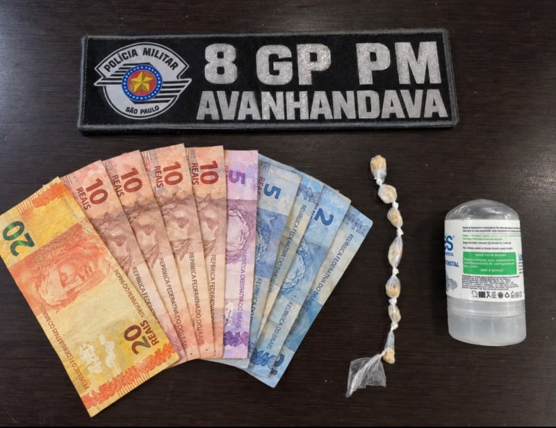 Homem é preso por tráfico após PM encontrar crack em quintal de residência